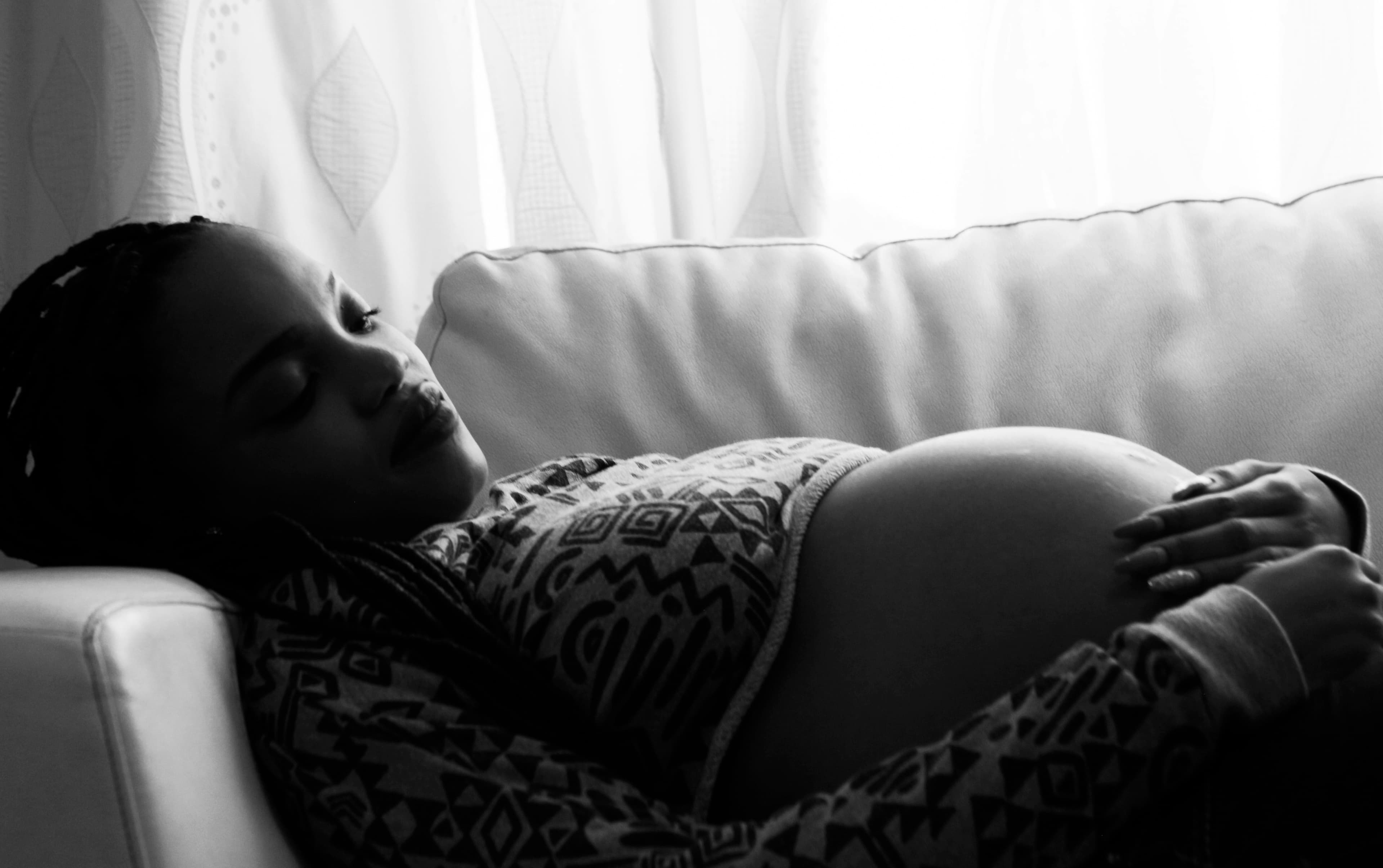 Pregnant woman relaxing on the sofa during pregnancy — Photo by Dexswaggerboy on Unsplash